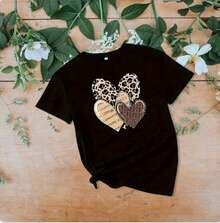 Camiseta de mujer con estampado de corazón de leopardo, camiseta de manga corta con cuello redondo y estampado de corazón de leopardo, camiseta de estilo casual y deportivo, ropa de mujer perfecta para primavera/verano, moda femenina. - Negro - Ver 6