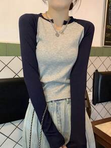 Camiseta elegante de mujer con cuello semiabierto, manga larga y corte ajustado en colores contrastantes. Prenda versátil para estudiantes. - Gris - Ver 6