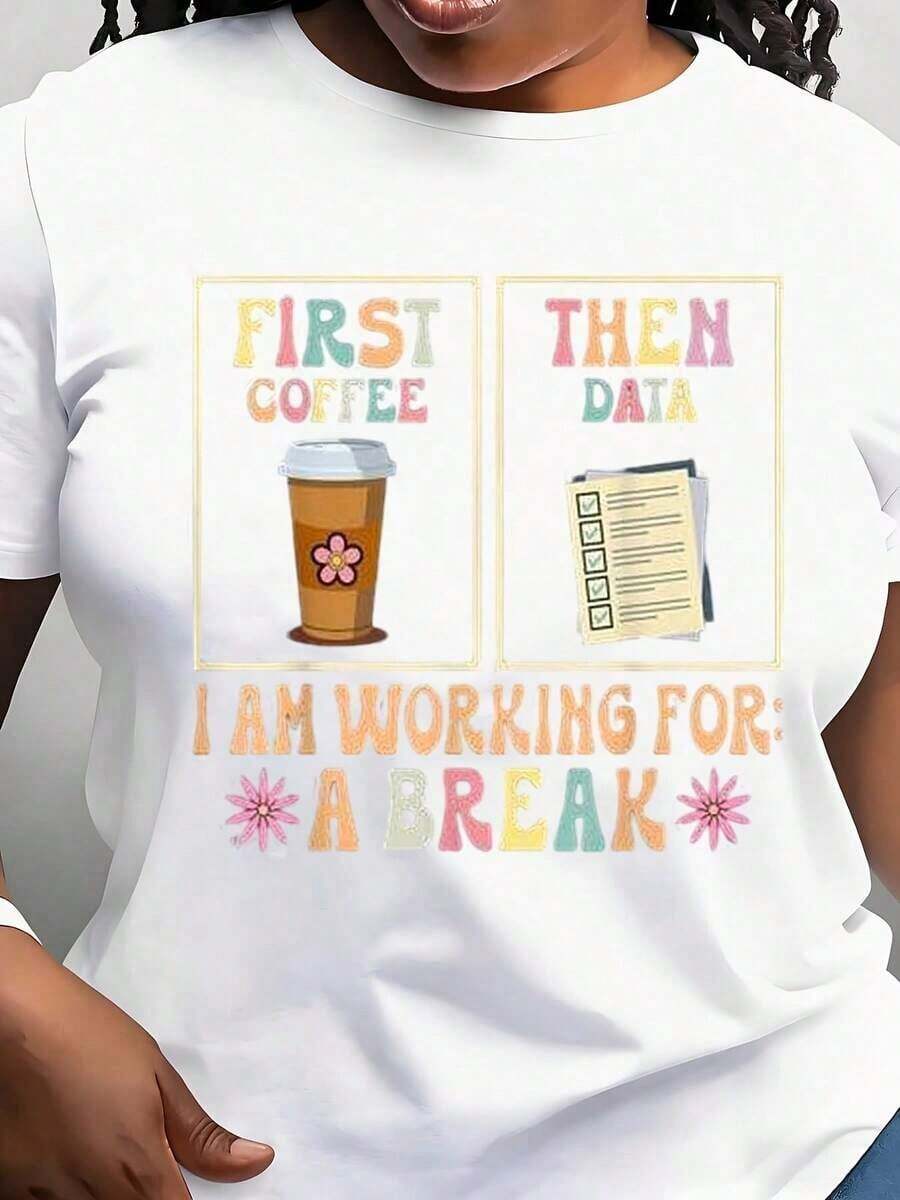 Camiseta para Maestra de Educación Especial para Mujer con Divertido Eslogan 'Primero Café, Luego Datos', con Taza de Café y Gráfico de Tabla de Datos - Estilo Oversized (0XL-4XL) Ropa Negra para Educadores, Regalo para Personal, Camiseta con Humor para Maestros de Matemáticas - Blanco - Ver 1