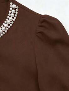 Blusa casual elegante de mujer con cuello redondo en color champán, cuello en V, manga corta abullonada, con adornos de perlas falsas, corte holgado, adecuada para ir a trabajar, elegancia cotidiana.Elegante, casual, atuendo casual para mujer, ro - Marrón - Ver 3