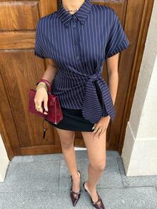 Blusa de manga corta con rayas azul marino y cintura ajustada con lazo, diseño elegante y estilizador con bajo asimétrico, una camisa versátil y favorecedora adecuada para primavera y verano, perfecta para salidas - Azul marino - Ver 6