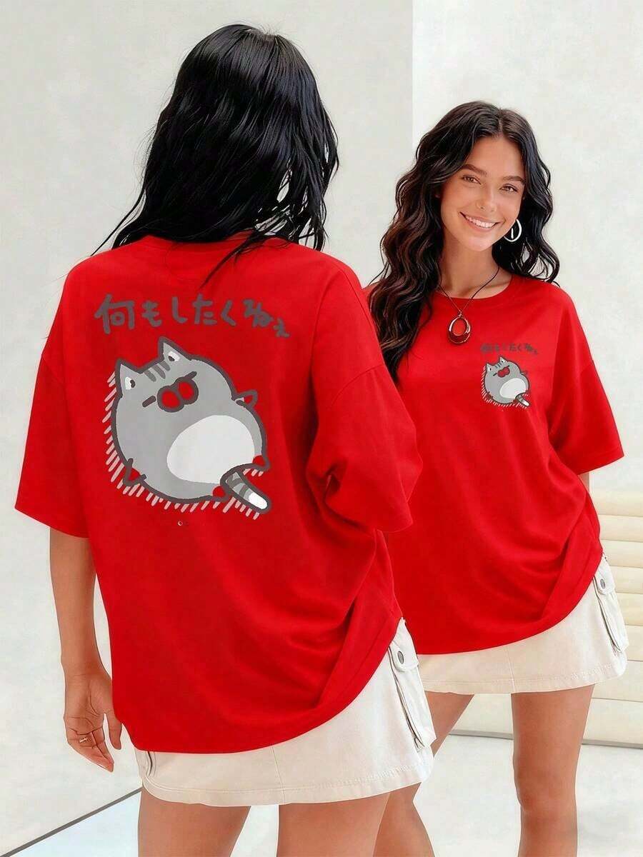 Cartoon Cat Lying Down Conveying A Sense Of Relaxation And Leisure With A Funny Phrase In Japanese. Women's T-Shirt, 100% Soft And Comfortable Cotton. Suitable For Spring, Summer And Autumn. - 紅色 - 查看 1