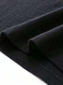 100% Pure Cotton, Breathable And Gentle On The Skin. Classic Crew Neck Design, Slim Fit, And Flattering For All Body Types. Fashionable Print With A Minimalist Style And High-Quality Finish. Unisex Design Perfect For Matching Outfits, Ideal For Everyday Wear, Dates, Leisure, And Streetwear – Versatile And Timeless. - 黑色 - 查看 6