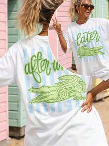 Camiseta del Último Día de Clases, Camiseta de Fin de Año para Maestros, Camiseta "Hasta Más, Caimán", Camiseta para Equipo de Maestros, Camisetas "Nos Vemos Más Tarde, Caimán", Envío Gratis, Camiseta para Mujer. Esta camiseta casual de manga corta y cuello redondo presenta un popular estampado de cocodrilo, tatuaje de cocodrilo y un eslogan, lo que la hace perfecta para primavera y verano.Camiseta de mujer transpirable y cómoda - Blanco - Ver 1