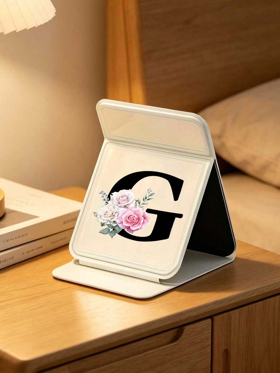 这款豪华便携式折叠镜,防尘防水,镜框上印有26个黑色英文字母和时尚花卉图案。无需电池,是露营、健身和户外活动的理想之选。它配有橡胶边框,是旅行和度假的必备良品。 - 彩色 - 查看 1
