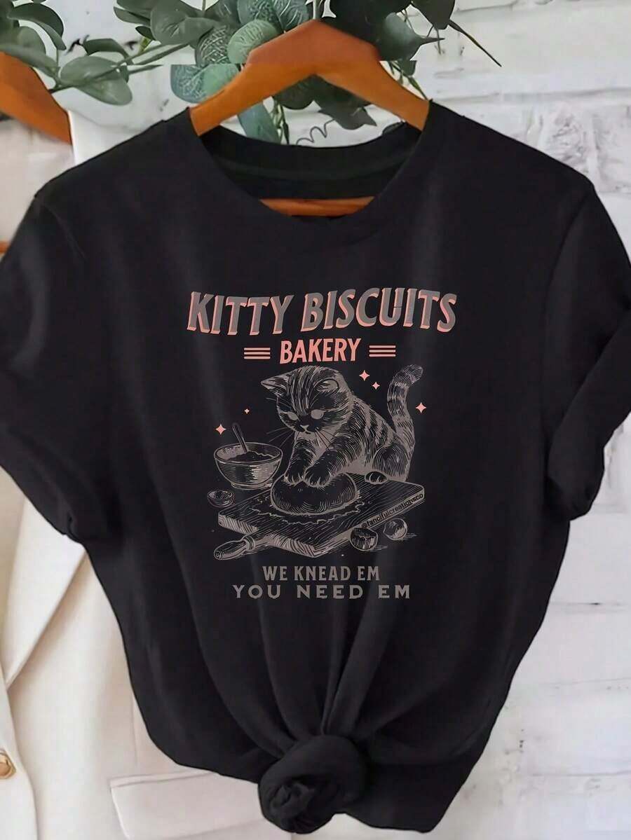 New Arrivals For Summer. Women's "Black Cat" Bakery Print T-Shirt - Short Sleeves, Crew Neck, Casual Style, Featuring The Slogans "Kitty Biscuits Bakery" And "You Need Us To Knead Them," Pink Lettering, And Geometric Star Patterns. Machine Washable, Suitable For Spring And Summer. Cat-Themed T-Shirt With A Weekend Vibe, Fun Phrases, Comfortable Fit, Lightweight Print T-Shirt, Adult Size. Blouse, Shirt > Beautiful. - 黑色 - 查看 1