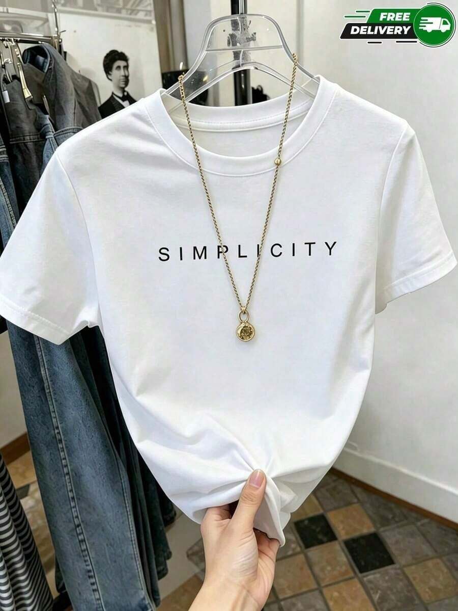 100% Cotton. This Women's Short-Sleeved T-Shirt Is Ideal For Everyday Wear, Casual Outings, Leisurely Commutes, Relaxing Weekends, And Urban Activities. It Features A Simple "SIMPLICITY" Print On The Chest, A Classic Crew Neck, And Regular-Cut Short Sleeves. This Basic, Casual, And Simple T-Shirt Is Versatile And Perfect For Urban Life And The Office, Making It An Ideal Choice For Spring And Summer. Shipping Available Within Mexico. - 白色 - 查看 1