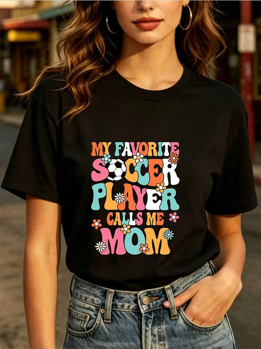 Mi camiseta de regalo "Mi futbolista favorito me llama mamá" es ideal para mamás futbolistas que aman las fiestas, una camiseta perfecta para el espíritu de equipo, adecuada para reuniones familiares y de amigos, cómoda y divertida, camiseta estampada para mujer de 180G. - Negro - Ver 1