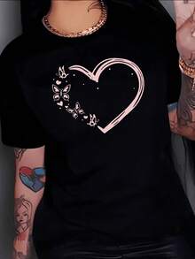 A Heart Formed By Soft Lines And Butterflies Evokes Freedom And Tenderness, Reflecting A Feeling Of Love And Freshness, Ideal For Relaxed Moments. A Modern, Casual, Comfortable Women's T-Shirt For Everyday Wear. - 黑色 - 查看 1