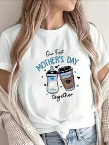 Camiseta de Manga Corta de Poliéster "Nuestro Primer Día de la Madre Juntos" con Diseño de Taza de Café, Ligera y Duradera, Ideal para el Hogar, Restaurantes o Uso Casual, Ajuste Suave y Cómodo para Uso Diario - [Blanco] - Ver 6