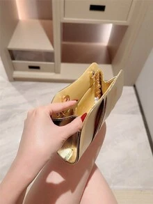月光之夜手拿包 - 一款闪耀的金色褶皱手拿包。优雅的金色十字纹设计，搭配闪亮的水钻链条肩带，适合派对女孩、新娘、大学生、年轻职业女性，是派对、晚宴、婚礼的理想之选，与正式服装完美搭配。配有金属链条。 - 金色 - 查看 9