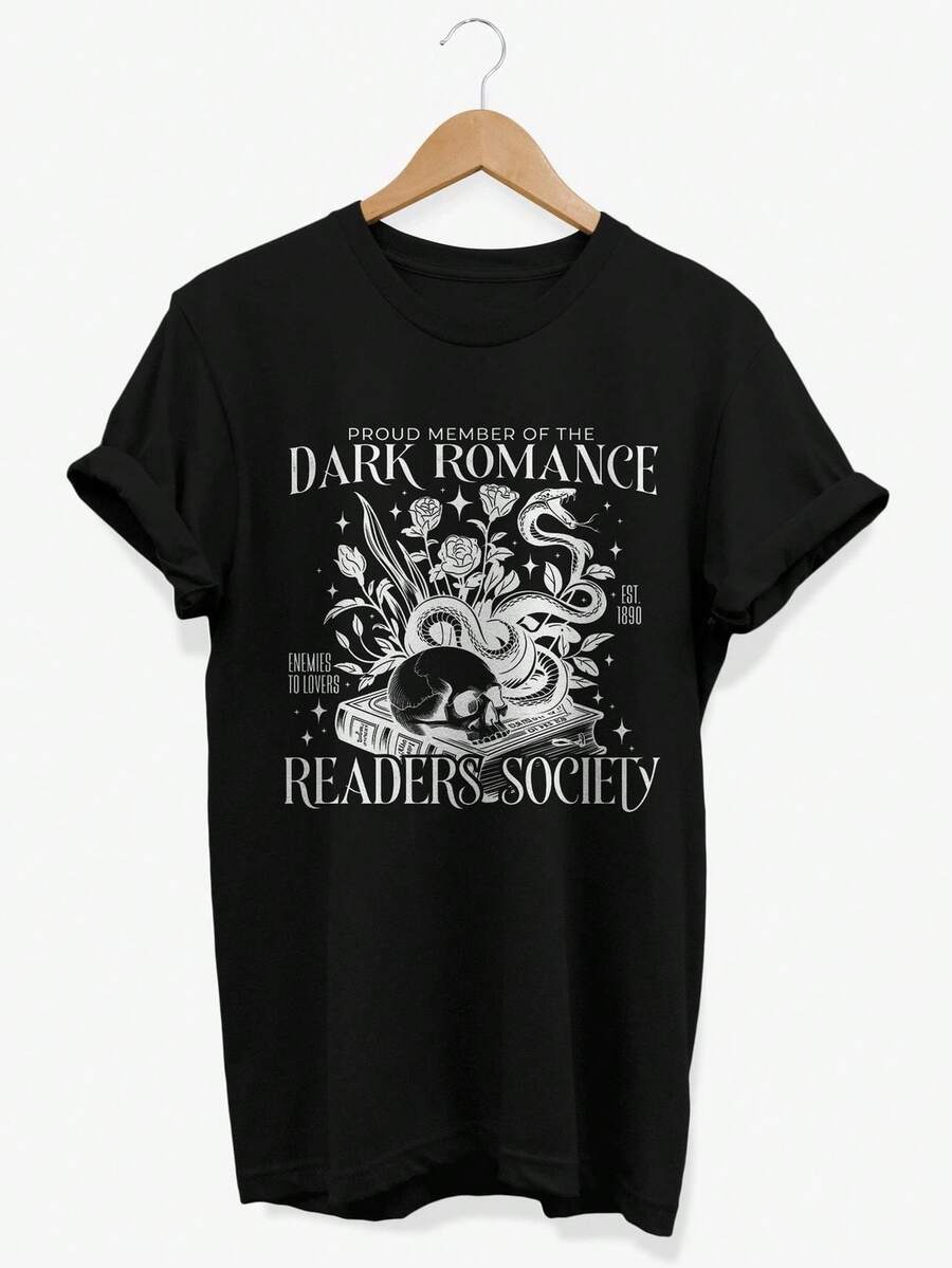 Camiseta de libros de romance oscuro. Ropa para amantes de la lectura. Regalos para lectores de romance. Camiseta unisex de algodón puro de 220 g. Peso ideal para todas las estaciones, apta tanto para hombres como para mujeres. Tejido duradero de alta calidad, suave al tacto y de larga duración. Prenda transpirable, ideal para el otoño y las vacaciones. - Negro - Ver 1