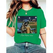 Camiseta de béisbol divertida con diseño de mapache Aquí Ahora, Camiseta Aquí Ahora, Camiseta para amantes del béisbol, Camiseta divertida con gráfico de campo de béisbol, Regalo para fanáticos del béisbol, Camiseta para el día del partido, Ropa para el 4 de julio para mujeres, Día del partido de la Copa del Mundo, Camiseta suave y ligera, Fácil de combinar con todos los atuendos. Camiseta gráfica de algodón% para mujer, estilo Y2K, cuello redondo, corte holgado. - Verde - Ver 1