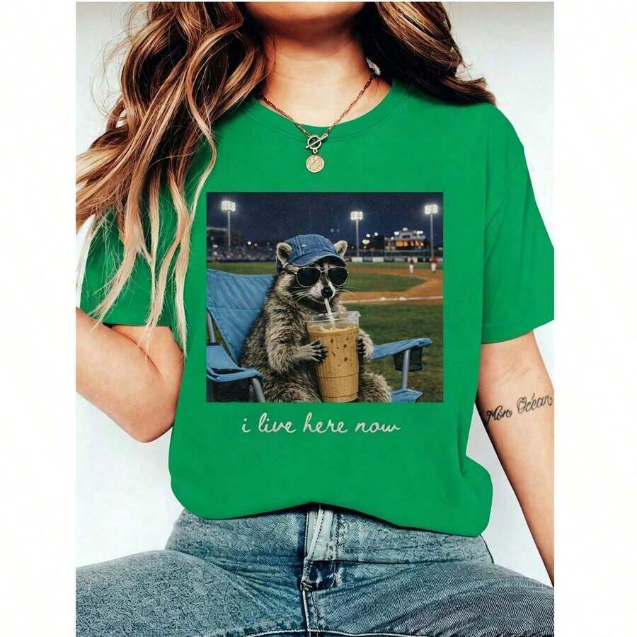 Camiseta de béisbol divertida con diseño de mapache Aquí Ahora, Camiseta Aquí Ahora, Camiseta para amantes del béisbol, Camiseta divertida con gráfico de campo de béisbol, Regalo para fanáticos del béisbol, Camiseta para el día del partido, Ropa para el 4 de julio para mujeres, Día del partido de la Copa del Mundo, Camiseta suave y ligera, Fácil de combinar con todos los atuendos. Camiseta gráfica de algodón% para mujer, estilo Y2K, cuello redondo, corte holgado. - Verde - Ver 1