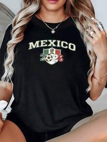 Escudo con balón y cactus sobre los colores de México representando la pasión por el fútbol y el orgullo nacional para el mundial 2026 camiseta de mujer casual moderna cómoda y perfecta para fanáticas mexicanas - Negro - Ver 1