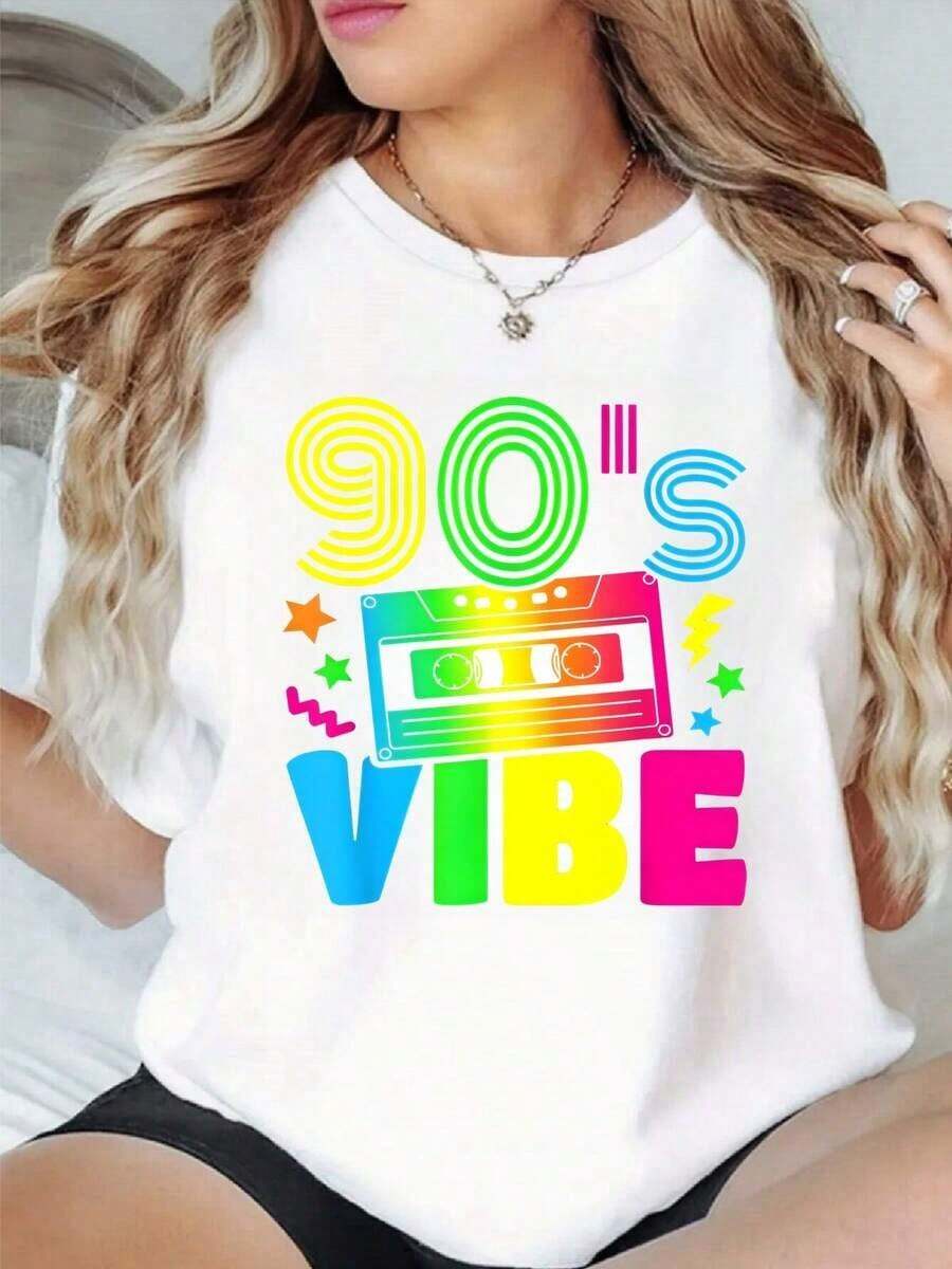 Free Shipping, Local Delivery In Mexico, Delivery In 4 Days. Retro Design With A Multicolored Cassette Tape And A 90s-Inspired Phrase That Evokes The Vibrant Energy Of Women In The Nineties. Women's T-Shirt. - 白色的 - 查看 1