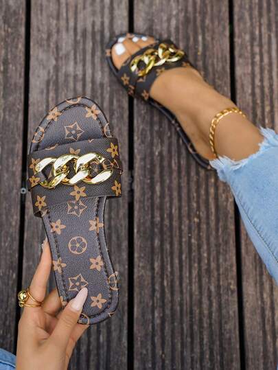 2026 Summer New Women's Flat Sandals, Cute Printed Metal Decor Non-Slip Soles Ladies Flip Flops, Vacation Style Women's Summer Sandals, Elegant Ladies Sandals, Slip-On Round Toe Sandals, Square Toe Women Beach Sandals, Comfortable Ladies Sandals, Sandals, Suitable For Vacation, Beach, Apartment, Home, Street, Party And Other Occasions, Can Be Matched With Skirts, Shorts, Mini Skirts, Casual Pants And Other Outfits, Simple Fashion Versatile Elegant Slide Sandals