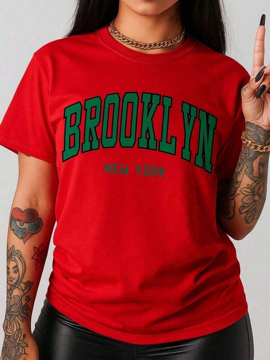 Camiseta de cuello redondo con estampado de letras de Brooklyn, top casual de manga corta con hombros caídos, ropa de mujer - Rojo - Ver 1