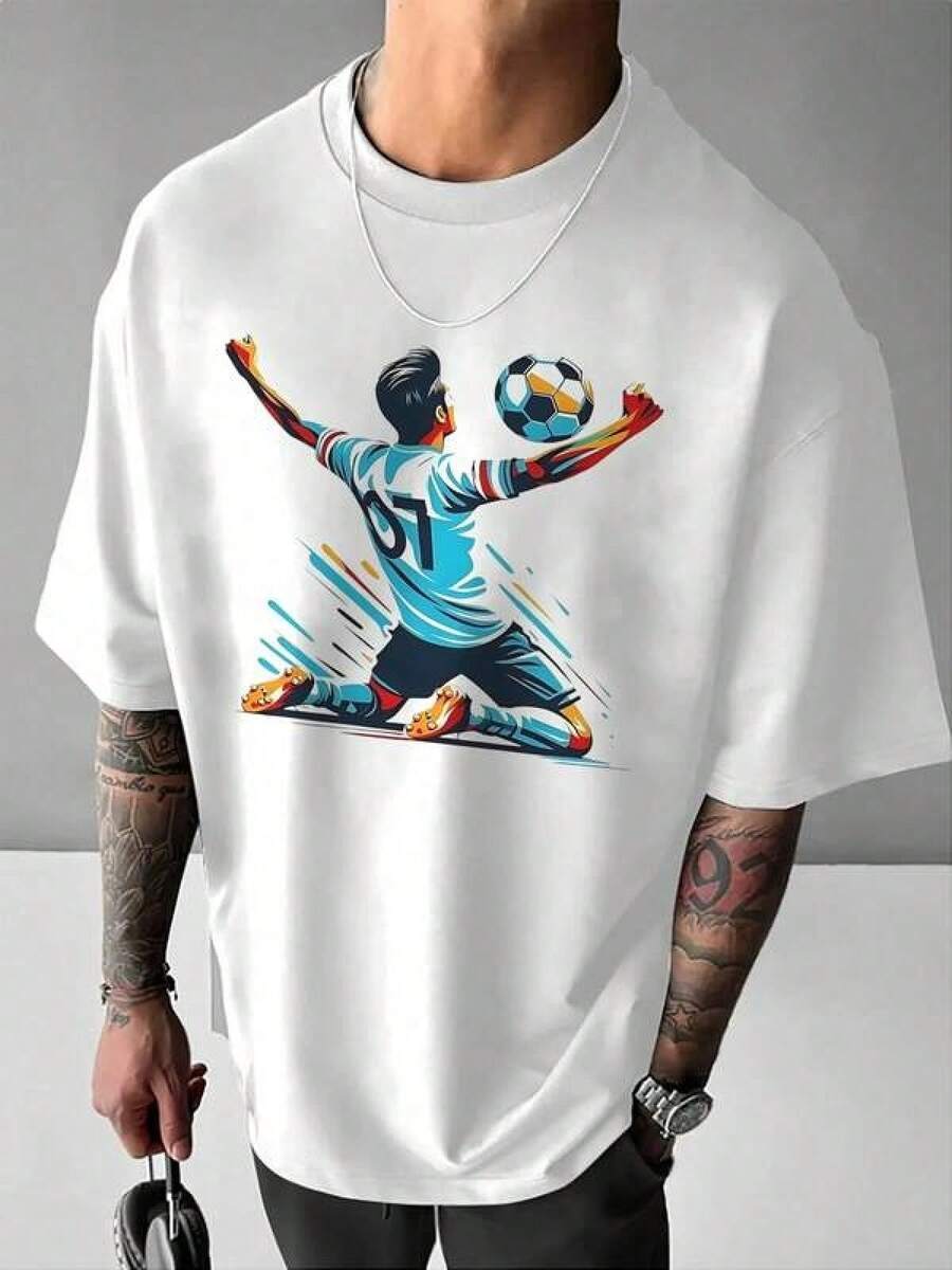 La imagen muestra a un jugador con el número 07 celebrando un gol de fútbol con los brazos alzados transmitiendo pasión y energía positiva símbolo de esfuerzo y victoria Camiseta de hombre casual cómoda y moderna para los amantes del deporte y la motivación diaria - Negro - Ver 1