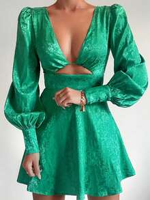 Vestido corto estilo chica atrevida 2026, cuello V con calados y tejido jacquard, manga farol y diseño sensual y moderno. - Verde - Ver 1
