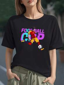 Jugador dinámico golpeando el balón con colores vibrantes que simbolizan la pasión y energía del campeonato de fútbol moderno camiseta de mujer 100% algodón de alta calidad casual cómoda - Negro - Ver 1