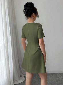 Vestido corto de manga corta con cuello trapezoidal elegante, volantes y botones en la cintura, corte evasé, adecuado para el trabajo, primavera/verano - Verde militar - Ver 2