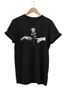 Creación de A1DAm Rose Tshirt, Gothic Streetwear. Camiseta unisex de algodón puro de 220 g, peso ideal para todas las estaciones, apta tanto para hombres como para mujeres. Tejido duradero de alta calidad, suave al tacto y de larga duración. Prenda transpirable, ideal para el otoño y las vacaciones. - Negro - Ver 1