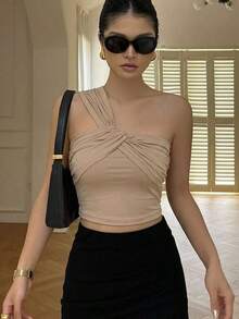 Top camisero sexy de hombros descubiertos, nuevo diseño de verano con detalles de pliegues asimétricos, blusa corta ajustada - Caqui 2 - Ver 3