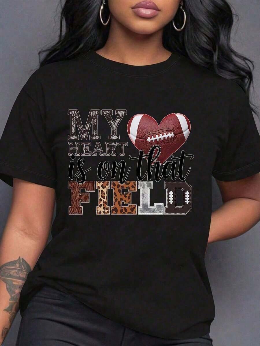 Plus Size "Touchdown Season Football Mom" Print T-Shirt, Game Day T-Shirt For Football-Loving Mom, Football Season Sports Fan Apparel, Cute Bow T-Shirt With Football Graphic, "In My Football Mom Era" T-Shirt, "Touchdown" Football Club T-Shirt, Mother's Day, Birthday And Christmas Gift For Football-Loving Mom. - 黑色 - 查看 1