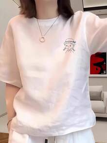 Women Who Love Casual Style Can Choose This Loose-Fitting, Breathable White T-Shirt With A Unique "B WTO 101.Com" Design And A Cartoon Silhouette, Perfect For Daily Commutes Or Meetings With Friends. - 白色 - 查看 7