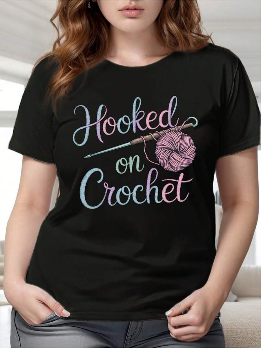 Camiseta unisex de 180 g de ajuste holgado con patrón de croché - Prenda superior suave de color con diseño de croché, imprescindible para entusiastas del croché, ropa hecha a mano lavable a máquina, camiseta de estilo creativo, camiseta de tela cómoda, ropa comunitaria hecha a mano, camiseta - [Negro] - Ver 1