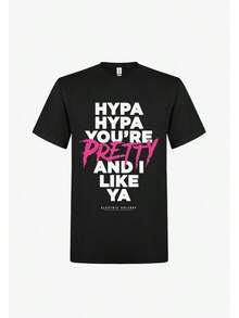 Unisex kortärmad T-shirt, svart bomulls-T-shirt med tydligt tryckt vitt tryck. ￟ i rosa text: "HYPA HYPA DU ÄR H ￼ "BSCH UND ICH MAG DICH," med en logotyp längst ner. , Mjuk Bomull, Vardagskläder, T-shirt bomull, Sommar, Y2K-stil, , Fars dag, 2000-talsstil, Sommartoppar, Lättvikt, Andningsbart Tyg, Utomhuslek, Resor & Utflykter, Festivalstil, Mjuk & Lättviktig, Sommarsemester, Vardagskläder - Svart - Visa 6