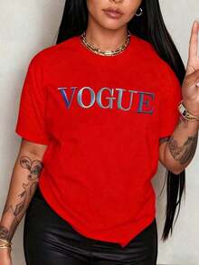 Women's Short-Sleeve Red T-Shirt With VOGUE Letter Print In Blue Gradient, Minimalist Aesthetic Short-Sleeve T-Shirt, Summer Top In A Fashion Blogger Style, Casual Chic Urban Blouse, Pretty Blouses, 100% Cotton. - 紅色的 - 查看 5