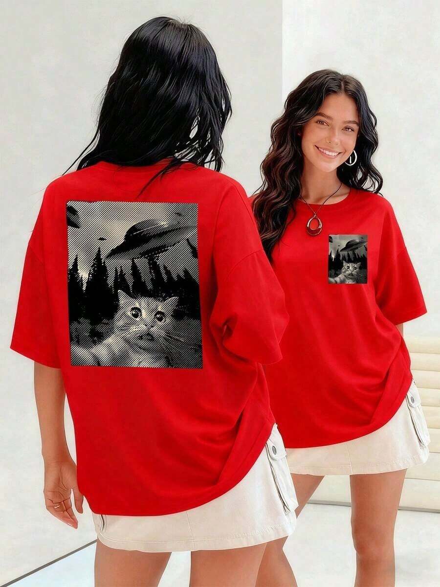 Scared Cat With A UFO Over A Forest On A Women's 100% Cotton T-Shirt! Express Your Love For The Paranormal And Felines With This Unique Garment. Perfect For Mystery Lovers! Suitable For Spring, Summer, And Autumn. - 紅色 - 查看 1