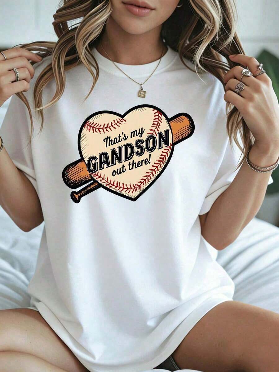 Elegante y casual para mujer, manga corta, camiseta de béisbol, estampado de corazón y bate de béisbol para el Día de la Madre, "Ese es mi nieto ahí fuera", ropa casual blanca para primavera y verano. - Blanco - Ver 1