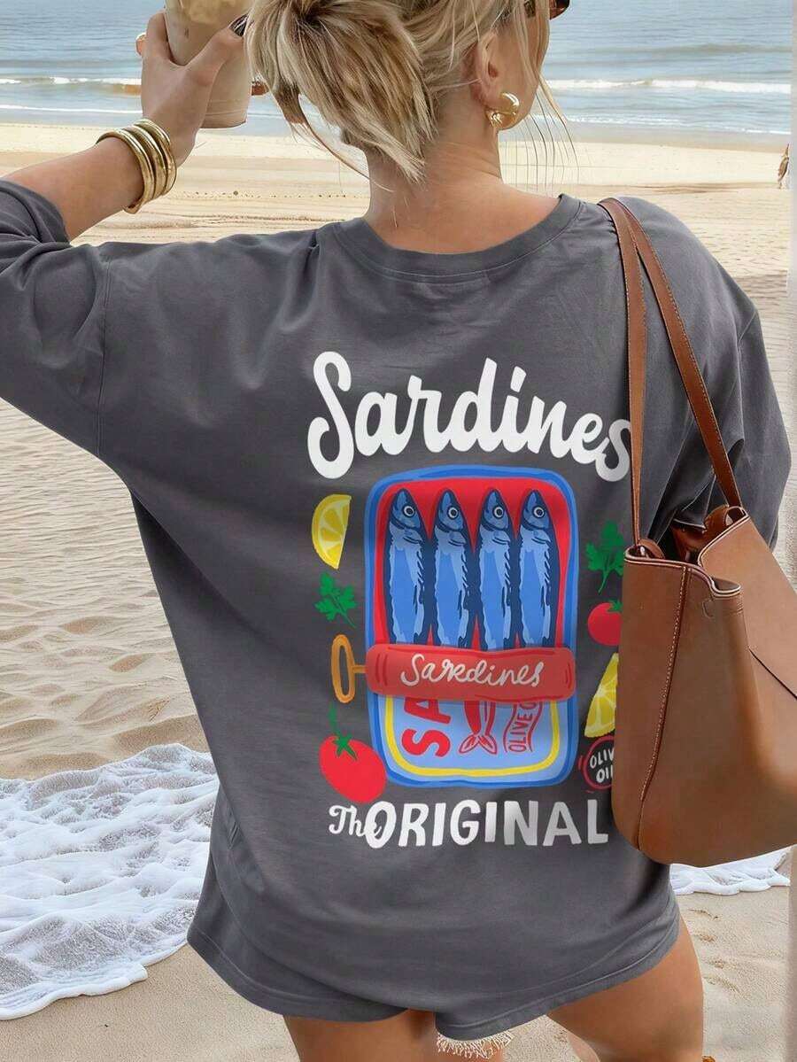 Women's Vintage Red Cherry Print T-Shirt, Breathable And Comfortable Fabric With Positive Slogan Print, Loose Fit Retro American College Style, Suitable For Daily Wear, Street Style, Self-Care Day Or Casual Summer Thanksgiving Gift - 深灰色 - 查看 1