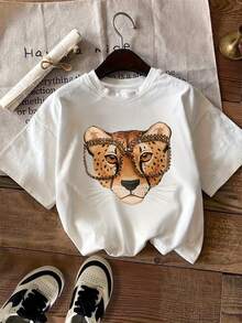 Plus Size - Women's Plus Size Leopard Print Short Sleeve T-Shirt With Geometric Design, Casual Crew Neck Tee, Soft Polyester Fabric, Seasonal Fashion, Casual Dress Top | Playful Graphic Tee | Comfortable Fit - 白色 - 查看 1