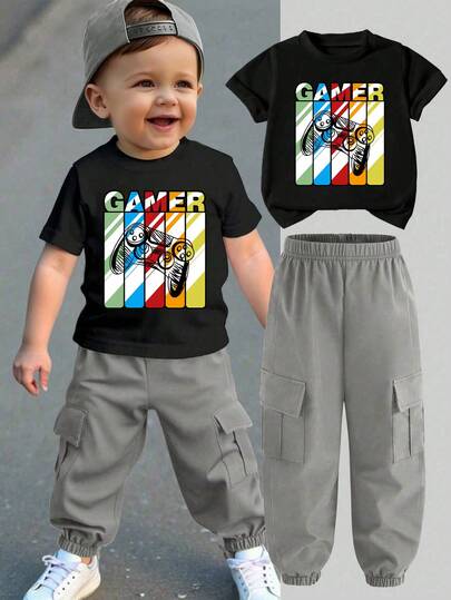 Conjunto de camiseta de manga corta con estampado de letras y gamepad colorido, y pantalones cargo jogger para niño pequeño, estilo casual de moda callejera para uso diario, primavera/verano/otoño