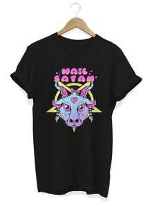 Camiseta con estampado gráfico de Baphomet espeluznante estilo gótico pastel. Camiseta unisex de algodón puro de 220 g. Peso ideal para todas las estaciones, apta tanto para hombres como para mujeres. Tejido duradero de alta calidad, suave al tacto y de larga duración. Prenda transpirable, ideal para el otoño y las vacaciones. - Negro - Ver 1