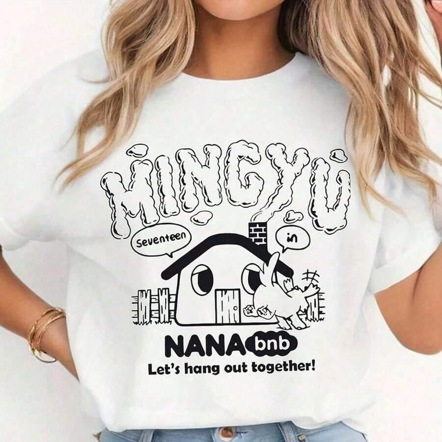 Camiseta gráfica para mujer MINGYU X NaNa BNB - Lindo osito de dibujos animados y estampado de "¡Salgamos juntos!", camiseta informal de cuello redondo para verano, merchandising para fans del K-Pop, ropa para fans, estampado de texto, corte regular para mujer.220G C-AmiS-eta de aL-Godón para hombre de 220 g C-Alidad profesional, precio asequible.AdecuA-DA para todas las perS-onas, ya sean mujeres o hombres.Tejido duradero de alta C-Alidad apto para todas las oC-Asiones, suave al tacto pero duradero.Tops transpirables.Conjuntos de otoño para mujer.Conjuntos de vaC-Aciones para mujer.Disfraz de Halloween para mujer. - Blanco - Ver 1