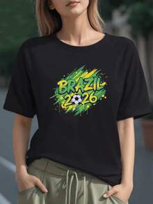 Fondo verde con pinceladas amarillas y azules que enmarcan un balón de fútbol con letras Brasil 2026 simbolizando pasión deportiva y energía nacional camiseta para mujer 100% algodón - Negro - Ver 1