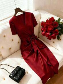 Raffinéa This Women's Burgundy Satin Short-Sleeved Dress Features A V-Neck With A Crossover Design At The Front, An Asymmetrical Hem, And Pleats. It's Suitable For Everyday Elegance, Glamorous Outings, Romantic Dates, Holiday Outfits, Parties, Summer Dresses, Spring Dresses, Beach Dresses, Wedding Guest Dresses, Wedding Party Dresses, Bridesmaid Dresses, Graduation Dresses, Elegant Dresses, Elegant Party Dresses, Casual Dresses, Casual Long Dresses, Resort Dresses, Formal Dresses/Gowns, And Is Available In Burgundy And Red. Graduation Season Attire, Fashionable Casual Commuter Wear, Business Office Wear, Versatile And Stylish Everyday Casual Wear, Urban Teacher's Professional Attire - Màu xanh lam - Xem 5