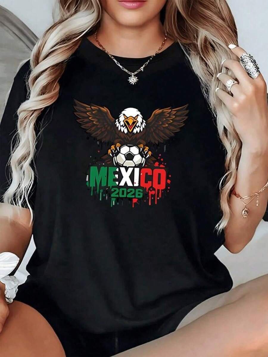 Águila poderosa sosteniendo un balón sobre la palabra México 2026 con colores verde blanco y rojo simbolizando orgullo nacional y pasión futbolera camiseta de mujer casual moderna para aficionados del deporte - Negro - Ver 1
