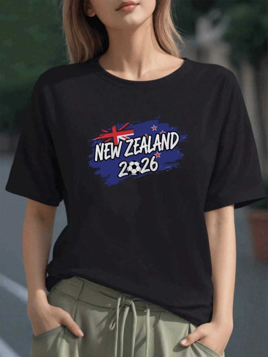 Bandera de Nueva Zelanda con estrellas rojas y balón representando pasión por el fútbol mundial 2026 camiseta para mujer 100% algodón cómoda y moderna - Negro - Ver 1