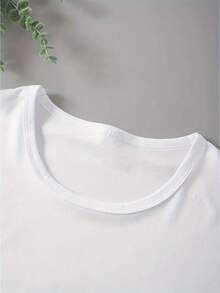 Una camiseta de manga corta para mujer con un moderno diseño de fútbol y cuello redondo. - blanco - Ver 5