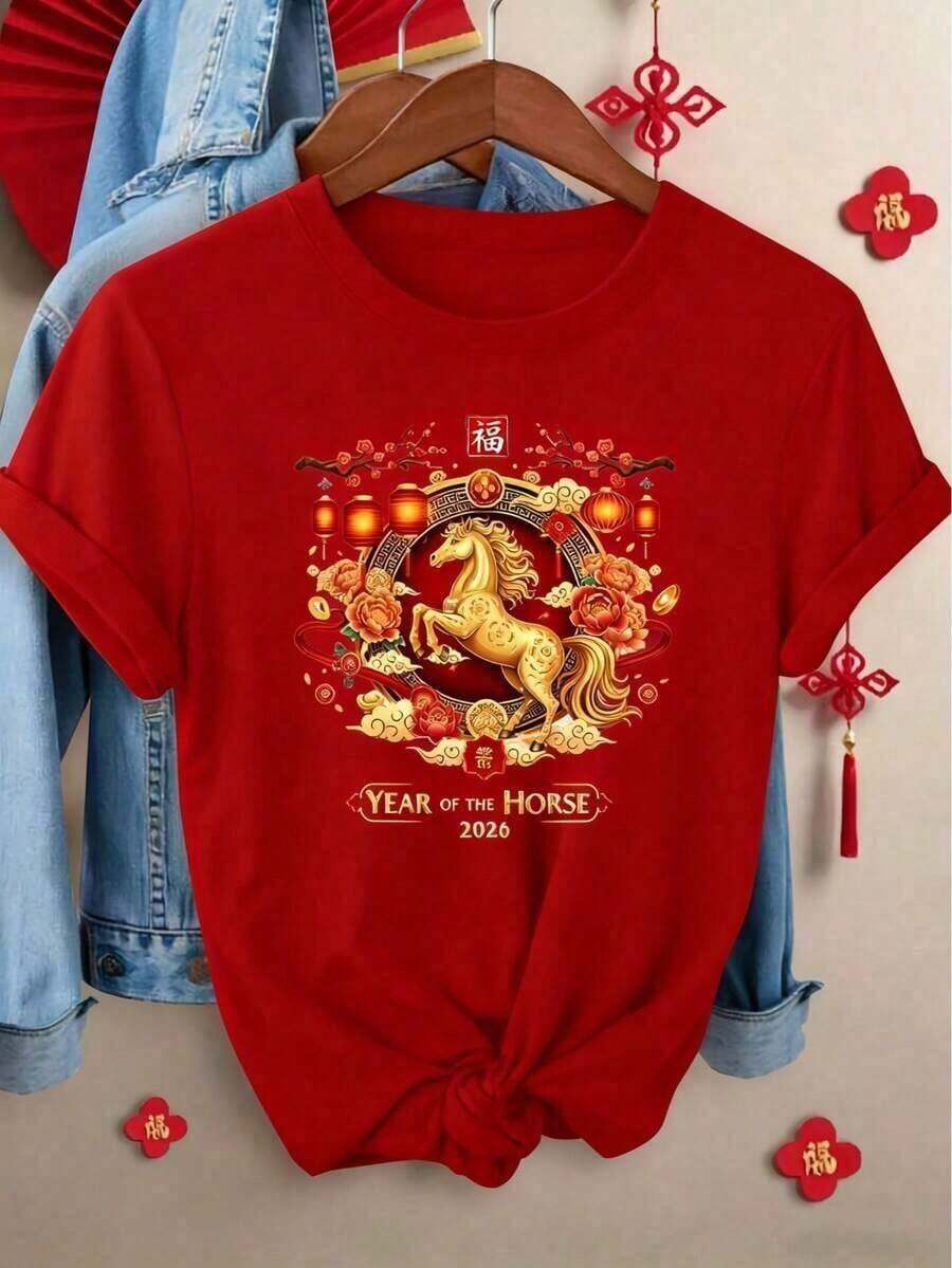 Camiseta Elegante para Mujer con Estampado del Año del Caballo 2026 - Decoración Tradicional China en Rojo y Dorado con Caballos y Linternas {S-4XL} Camiseta Relajada de Talla Grande - Rojo - Ver 1