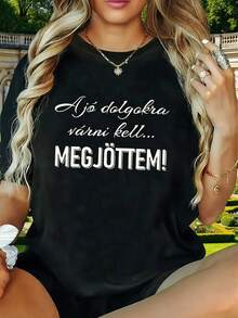 Camiseta holgada de diseño sencillo, con un lema autocomplaciente en estilo húngaro: "Jó dolgokra várni kell..." (Las cosas buenas deben llegar pronto). Diseño estampado, camiseta negra de manga corta y cuello redondo con estampado de letras - lavable a máquina, estilo casual, ajuste cómodo, ideal para el verano, diseño moderno, versátil para el uso diario, tela suave, estilo actual. Elegante y práctico para el verano. - Negro - Ver 3