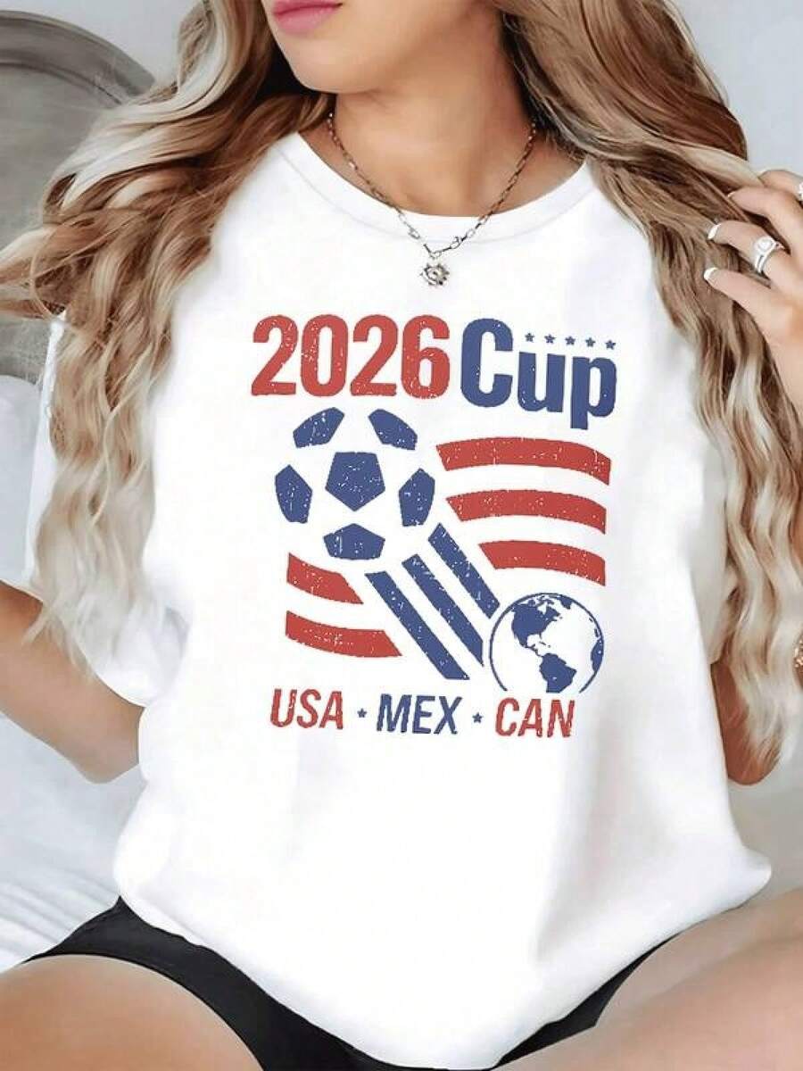 Balón fusionado con mapa del mundo y franjas rojas que evocan unión entre naciones y espíritu deportivo para celebrar la competencia internacional camiseta de mujer moderna y cómoda - Negro - Ver 1