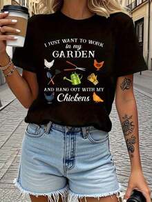 Simplemente me dedico a cuidar mi jardín y a pasar tiempo con mis gallinas. Las herramientas de jardinería y el amor por la vida rural son los temas de esta camiseta de cuello redondo para mujer, ideal para primavera y verano.blusas>bonito - Negro - Ver 7