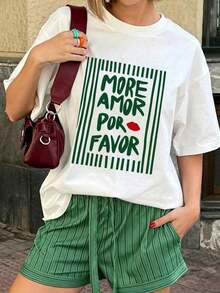 Una camiseta de verano para mujer, de corte holgado, cuello redondo y manga corta, estampada con el patrón de rayas verticales "MORE AMOR POR FAVOR", adecuada para vacaciones, trabajo, salidas, uso diario, citas, fiestas, reuniones, ropa casual de calle y otras ocasiones. 100% Algodón. - Blanco - Ver 3